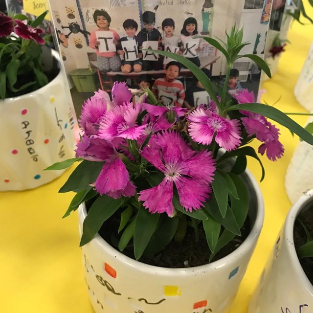 Students personalize their thank you gifts to classroom volunteers.